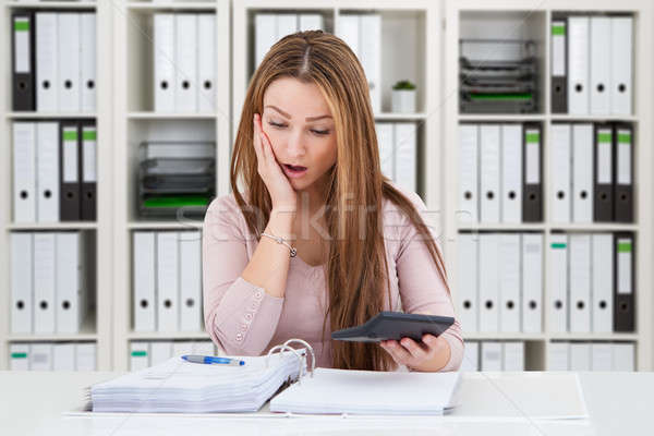 Foto stock: Mujer · de · negocios · financiar · escritorio · conmocionado · jóvenes · oficina