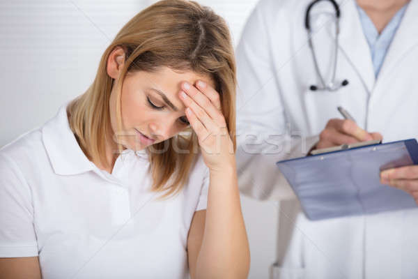 [[stock_photo]]: Patient · maux · de · tête · Homme · clinique · femme · santé