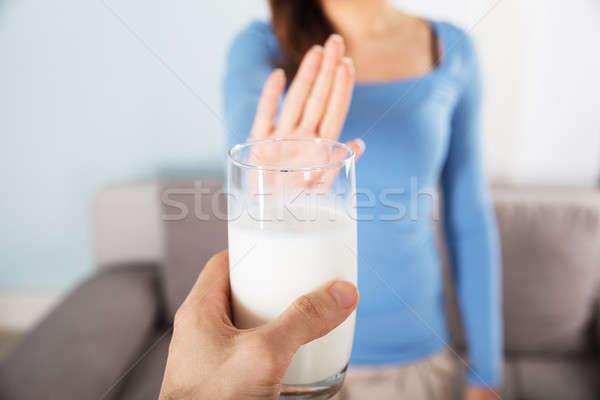 Imagine de stoc: Femeie · sticlă · lapte · acasă · mână