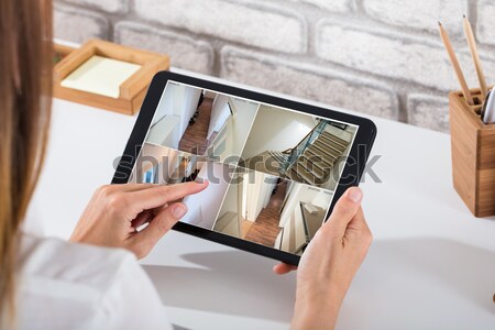 üzletasszony ellenőrzés cctv filmfelvétel digitális tabletta Stock fotó © AndreyPopov
