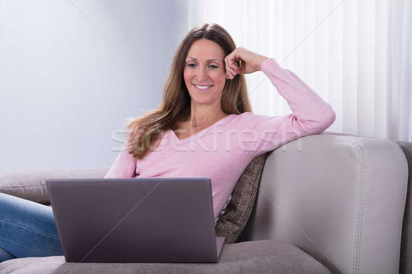 Foto stock: Mujer · sonriente · mirando · portátil · feliz · mujer · madura · sesión