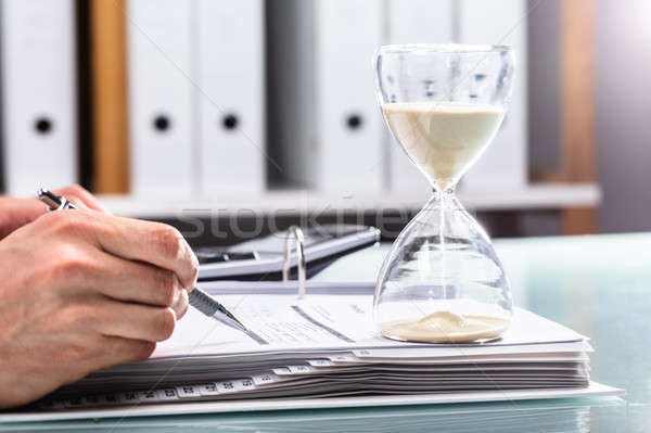 Geschäftsmann Rechnung Sanduhr Schreibtisch Hand Stock foto © AndreyPopov