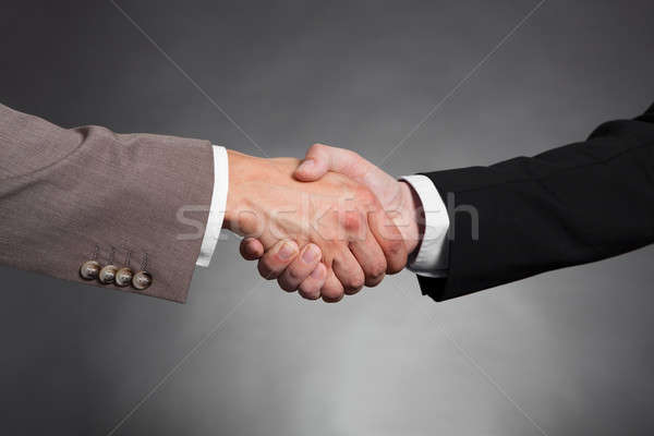 Сток-фото: бизнесменов · рукопожатием · изображение · черный · рук · стороны