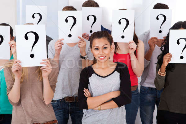 Studenten Klassenkameraden halten Fragezeichen Zeichen Porträt Stock foto © AndreyPopov