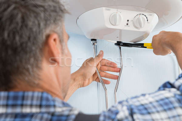 Encanador água aquecedor masculino Foto stock © AndreyPopov