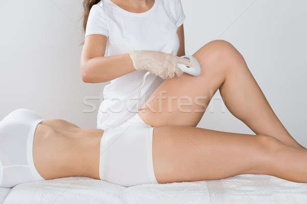Kobieta laserowe leczenie udo młoda kobieta Zdjęcia stock © AndreyPopov