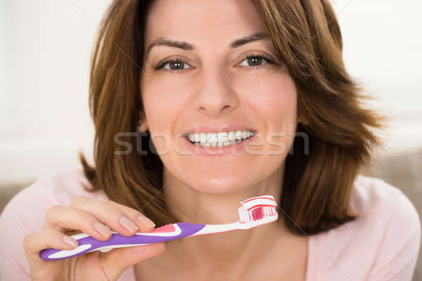 Femme brosse à dents dentifrice femme souriante main [[stock_photo]] © AndreyPopov