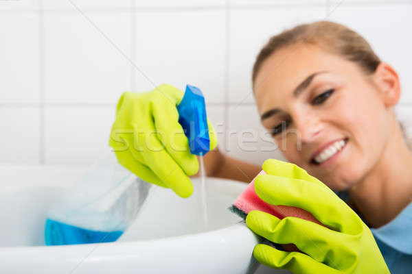 [[stock_photo]]: Femme · souriante · nettoyage · spray · bouteille · éponge