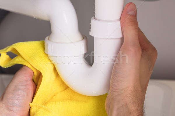 [[stock_photo]]: Personne · serviette · évier · pipe