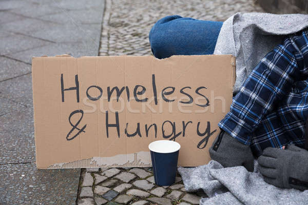 Masculin cersetor stradă fără adăpost flamand text Imagine de stoc © AndreyPopov