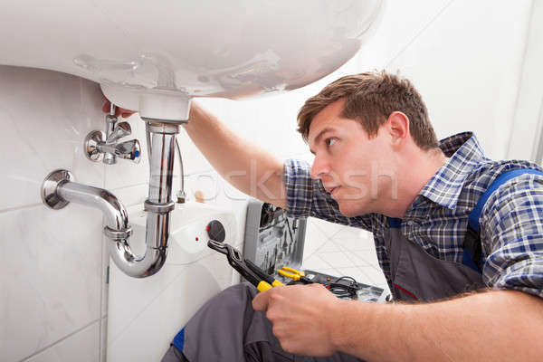 Stock fotó: Fiatal · vízvezetékszerelő · megjavít · mosdókagyló · fürdőszoba · portré
