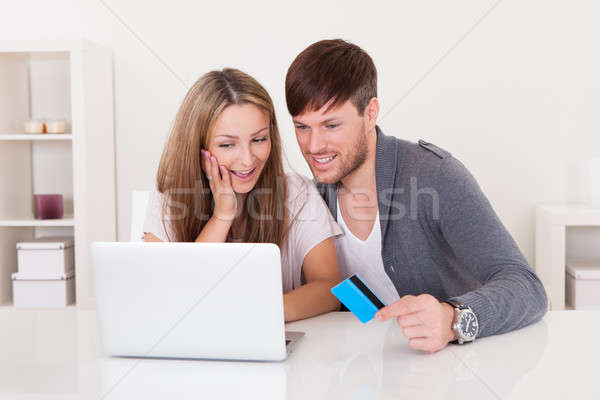 Couple Shopping boutique en ligne payer carte de crédit ordinateur Photo stock © AndreyPopov