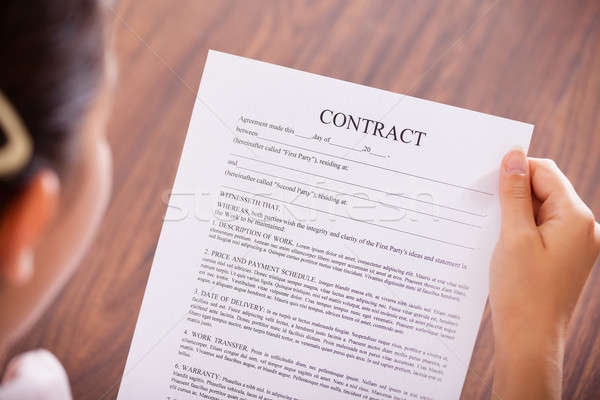 Işkadını bakıyor sözleşme kâğıt Stok fotoğraf © AndreyPopov