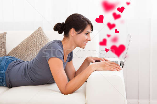 Vrouw dating laptop home zijaanzicht jonge vrouw Stockfoto © AndreyPopov