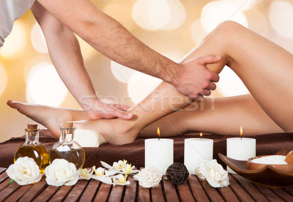 Terapeuta femenino clientes pierna spa Foto stock © AndreyPopov