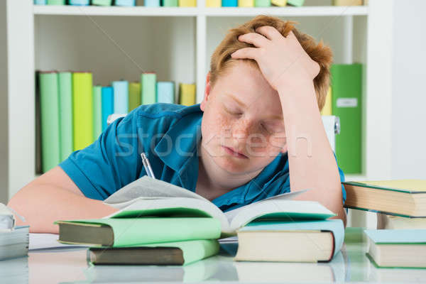 Uitgeput jongen studeren bibliotheek boeken bureau Stockfoto © AndreyPopov