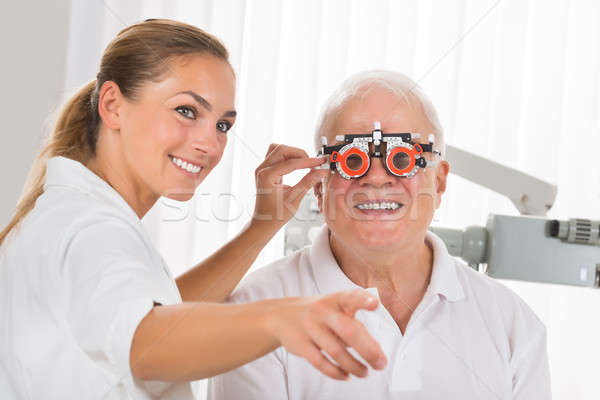 女性 検眼医 ビジョン フレーム 笑みを浮かべて 小さな ストックフォト © AndreyPopov