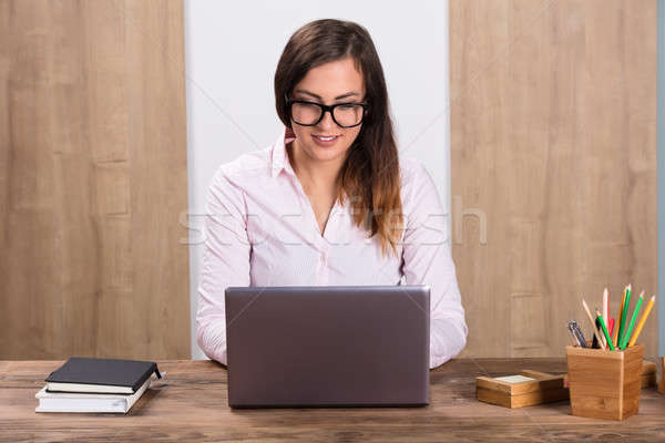 Foto stock: Feliz · empresária · trabalhando · laptop · retrato · jovem