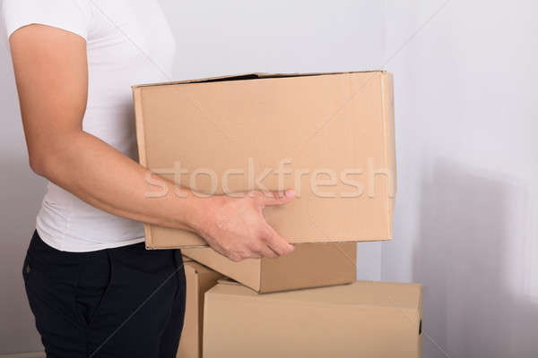 Hombre caja de cartón primer plano apartamento pared Foto stock © AndreyPopov