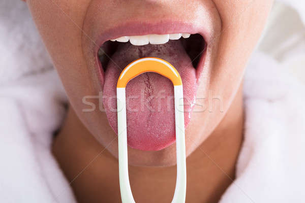 女子 清洗 舌頭 照片 年輕女子 清潔器 商業照片 © AndreyPopov