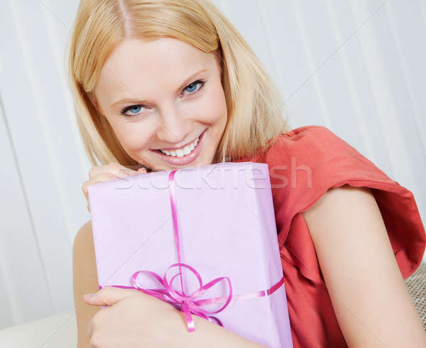 Foto stock: Belo · mulher · jovem · apresentar · sofá · mulher · sorrir