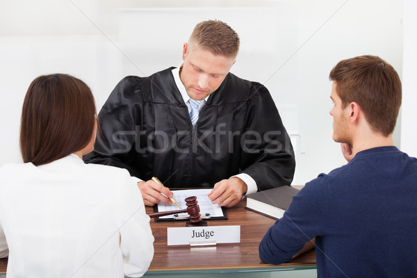 [[stock_photo]]: Couple · juge · tribunal · vue · arrière · écrit · bureau