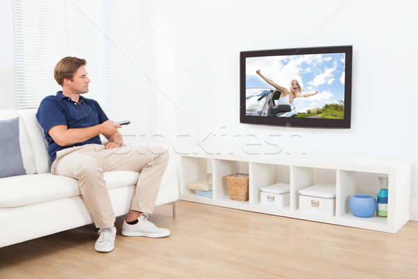 Om vizionarea televizor camera de zi acasă Imagine de stoc © AndreyPopov