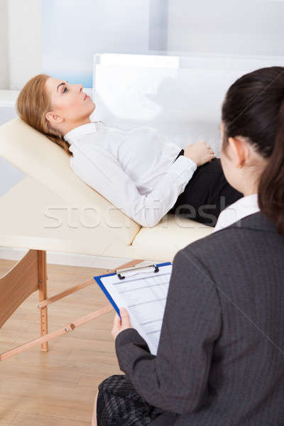 Pszichiáter megvizsgál beteg fiatal női tart Stock fotó © AndreyPopov