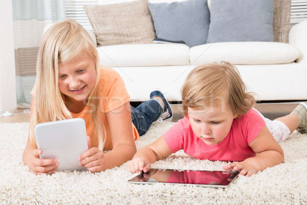 Kinderen tablet tapijt home meisje kind Stockfoto © AndreyPopov