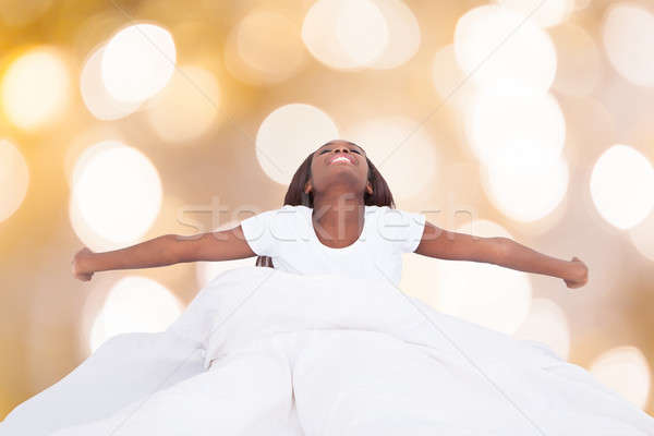 Foto stock: Mulher · cama · feliz · jovem · africano