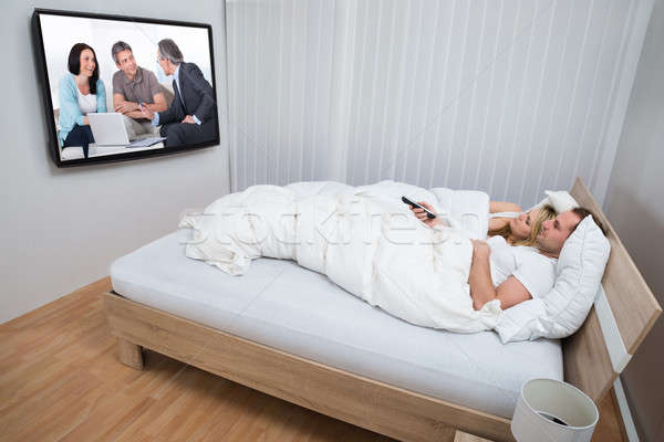 пару кровать Смотря телевизор домой женщину дома Сток-фото © AndreyPopov