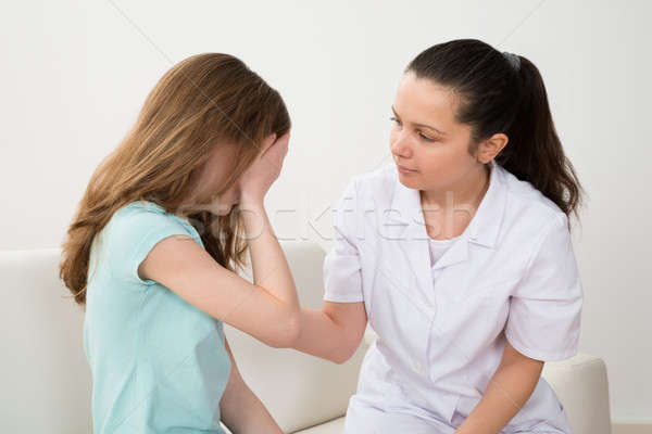 醫生 欣慰的 病人 哭泣 女 商業照片 © AndreyPopov
