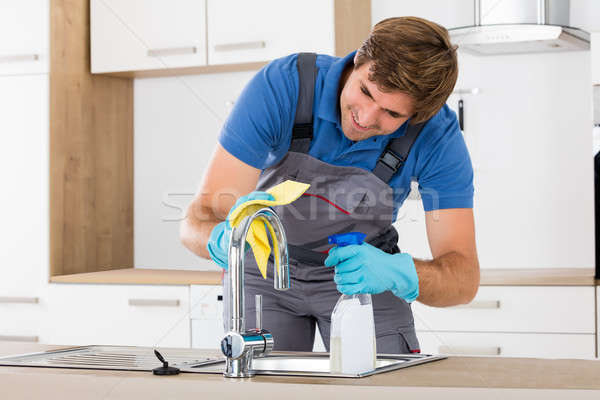 Zdjęcia stock: Mężczyzna · czyszczenia · szmata · młodych · szczęśliwy · detergent
