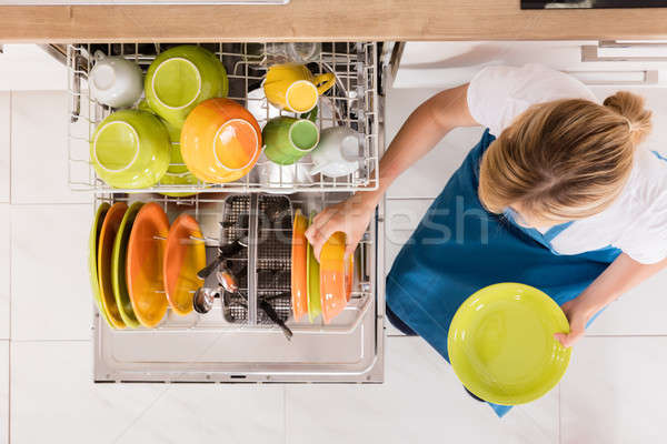 Stock fotó: Fiatal · nő · tányérok · mosogatógép · magasról · fotózva · kilátás · otthon