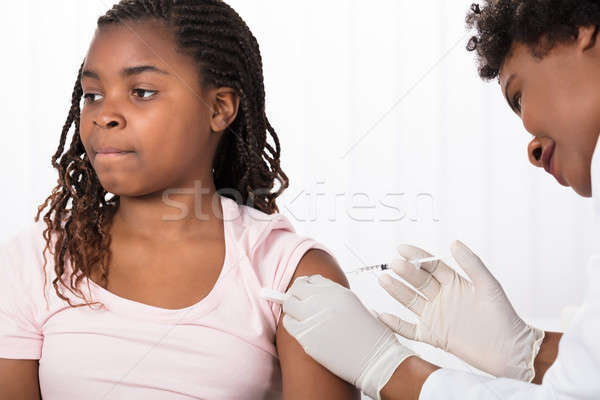 Foto d'archivio: Medico · iniezione · paziente · african · ragazza