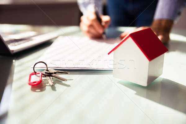 Közelkép ház modell kulcs emberi kéz aláírás Stock fotó © AndreyPopov