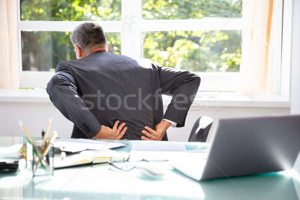 Geschäftsmann Leiden Rückenschmerzen Seitenansicht reifen Büro Stock foto © AndreyPopov