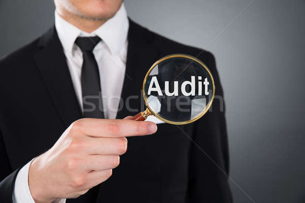 Foto stock: Empresário · auditar · palavra · lupa · jovem