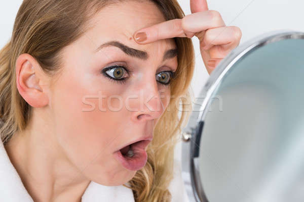 Mujer mirando espejo primer plano conmocionado Foto stock © AndreyPopov