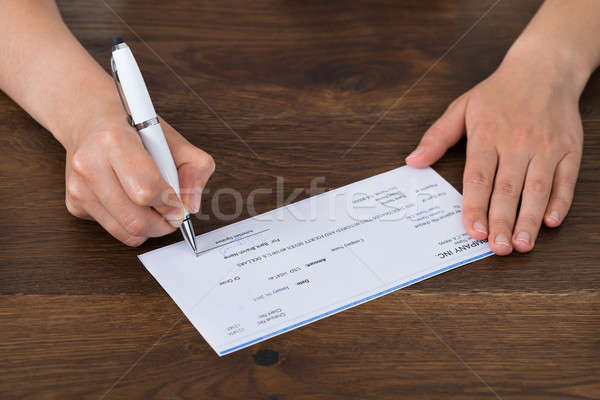 Person Hände Unterzeichnung Scheck Foto Stock foto © AndreyPopov