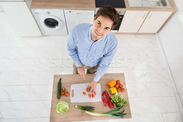 Uomo verdura cucina giovane sorridere Foto d'archivio © AndreyPopov