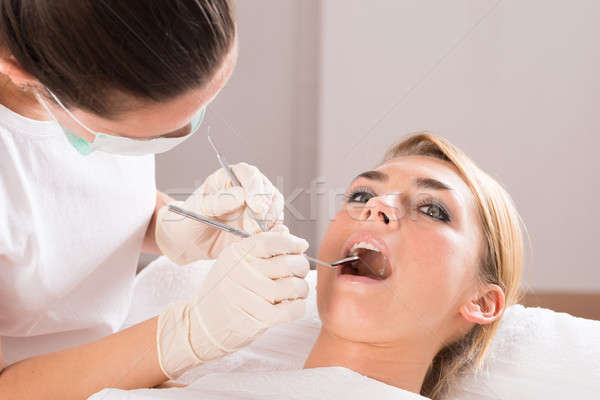 Pacjenta stomatologicznych kliniki młodych kobiet kobieta Zdjęcia stock © AndreyPopov