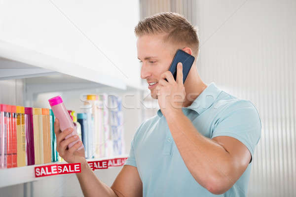 Vásárló okostelefon néz kozmetikai termék férfi Stock fotó © AndreyPopov