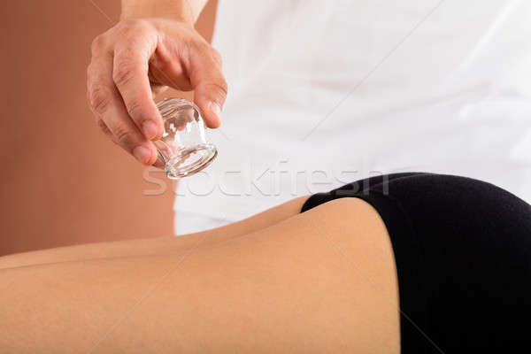 Terapeutul ceaşcă terapie sticlă femeie Imagine de stoc © AndreyPopov