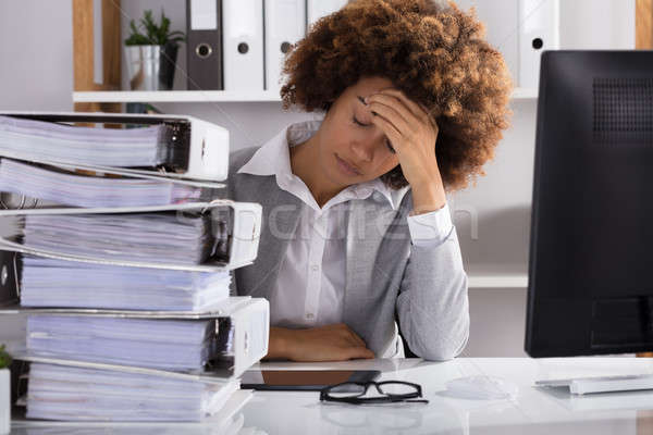 Stresant femeie de afaceri şedinţei birou Afro american Imagine de stoc © AndreyPopov