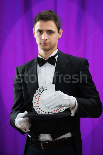 魔術師 撲克牌 帽子 肖像 年輕 紫色 商業照片 © AndreyPopov