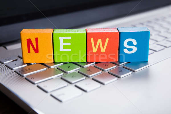 Hírek szöveg kockák laptop színes laptop billentyűzet Stock fotó © AndreyPopov