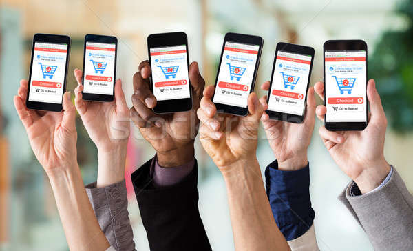 Handen tonen online winkelen toepassing mobiele scherm Stockfoto © AndreyPopov