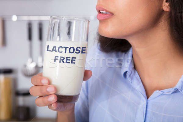 Femeie sticlă lapte lactoza gratuit Imagine de stoc © AndreyPopov