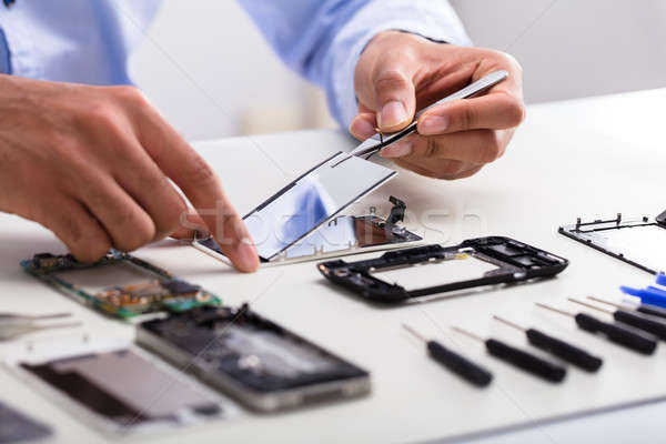 Technicien endommagé écran téléphone portable [[stock_photo]] © AndreyPopov